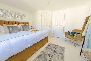 3 bedrooms, iron/ironing board, internet, bed sheets