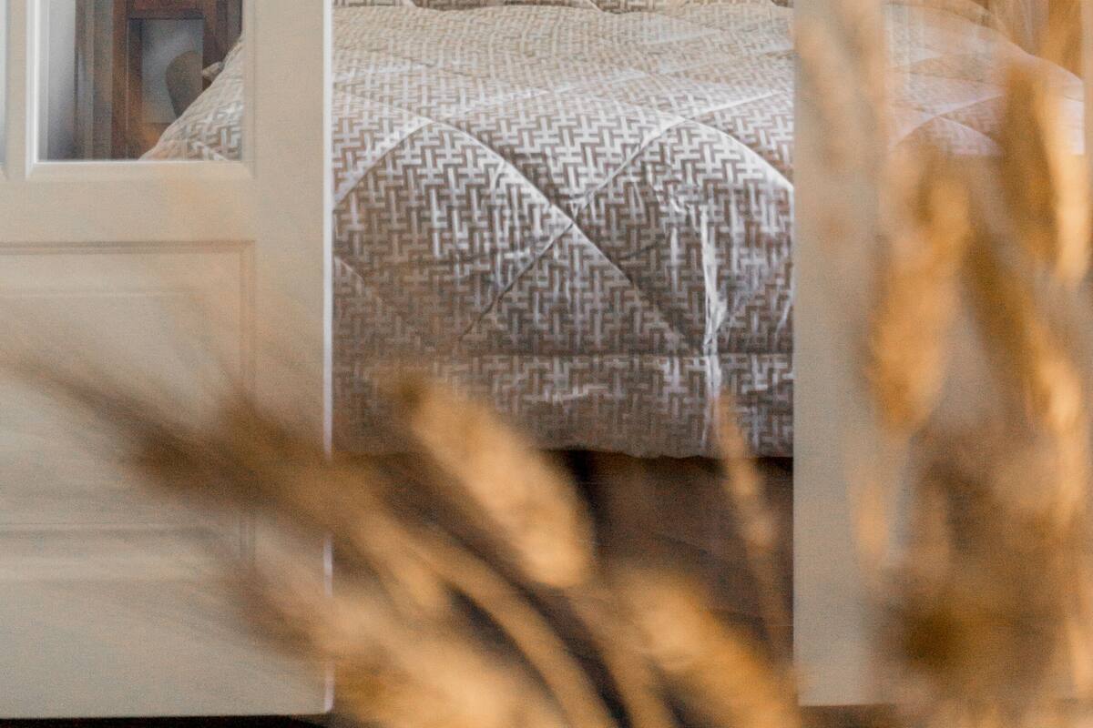 Suite junior | Ropa de cama de alta calidad, edredones de plumas, cortinas opacas