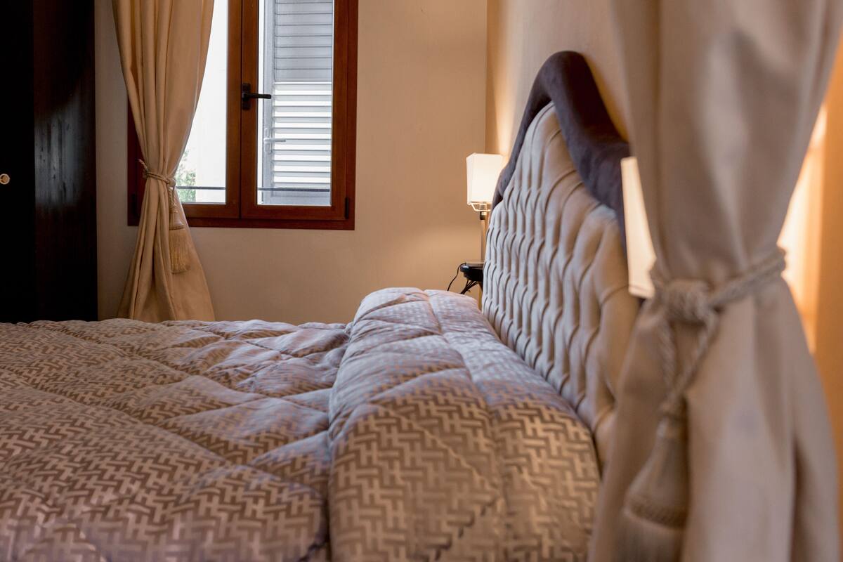 Habitación tradicional | Ropa de cama de alta calidad, edredones de plumas, cortinas opacas