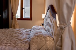 Habitación tradicional | Ropa de cama de alta calidad, edredones de plumas, cortinas opacas