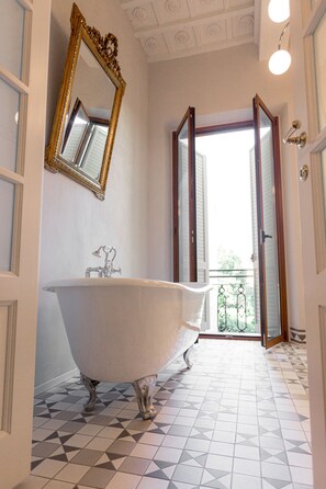 Appartement Supérieur | Salle de bain | Sèche-cheveux, serviettes fournies, savon, shampoing