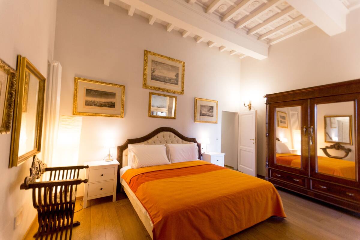Apartamento superior | Ropa de cama de alta calidad, edredones de plumas, cortinas opacas