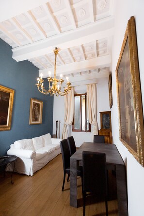 Appartement Supérieur | Coin séjour | TV connectée de 55 pouces avec chaînes par câble, télévision