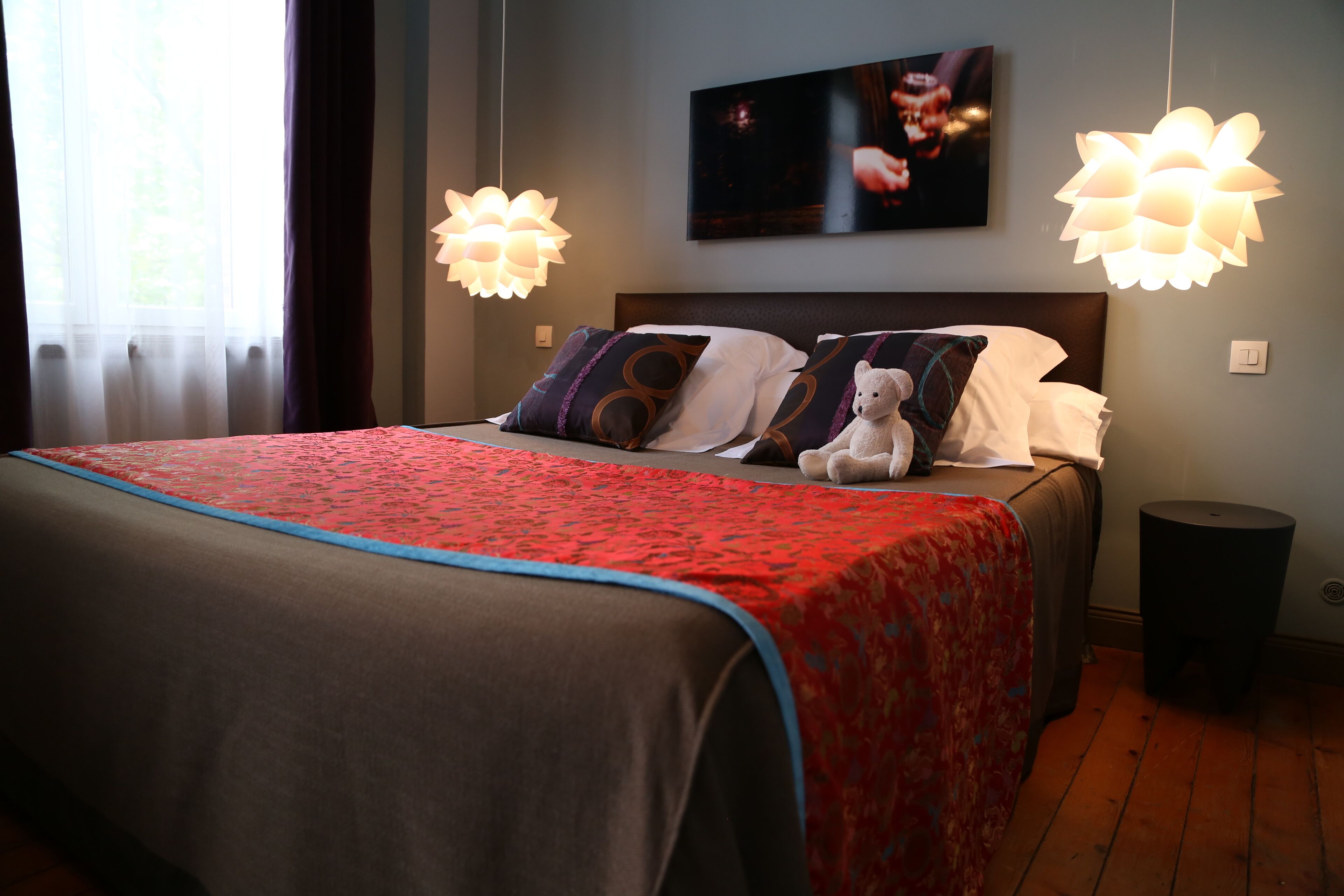 Chapitre 1 Les Reves d'Enfance | Décoration personnalisée, bureau, Wi-Fi gratuit, draps fournis