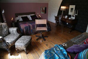 A bedroom with a bed, a chair, a desk, and a dresser. - LE GRAND DUC (Valenciennes)