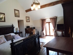 3 habitaciones, escritorio y tabla de planchar con plancha 