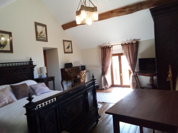 3 chambres, bureau, fer et planche à repasser, lit parapluie