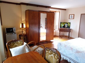 3 Schlafzimmer, Schreibtisch, Bügeleisen/Bügelbrett, Reisekinderbett