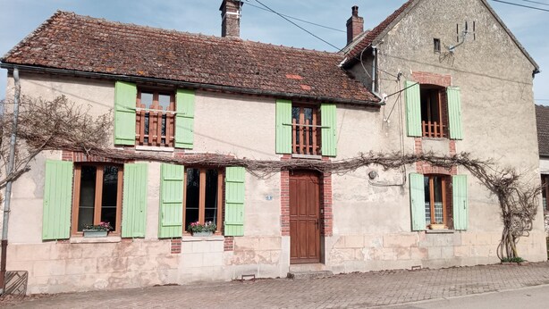 A two-story building with green shutters, a brick facade, and a tiled roof. - Maison DE Campagne AU Calme à 25 min de Provins (Soligny-les-Étangs)