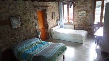 3 quartos, escrivaninha, ferros/tåbuas de passar roupa, berço de viagem