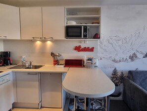 Jääkaappi, mikroaaltouuni, uuni, astianpesukone