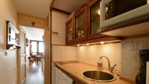 Kaffetrakter/tekoker, kjøleskap, mikrobølgeovn og kokeplater
