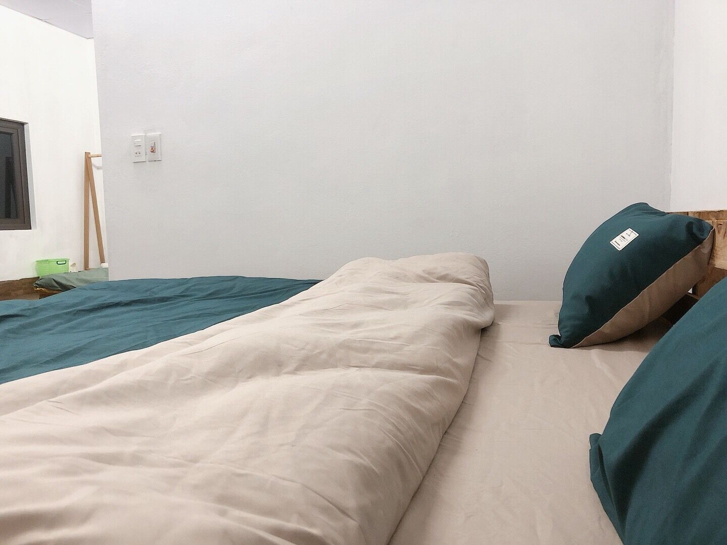 Free WiFi, bed sheets