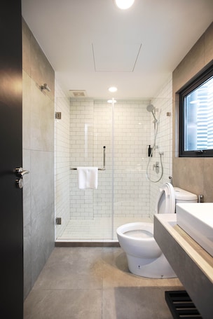 Mini Family Room | Bathroom | Free toiletries, hair dryer, slippers, bidet. Monocolo Boutique Hotel