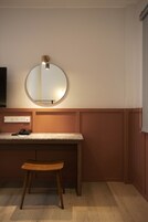 Caja de seguridad en la habitación y escritorio