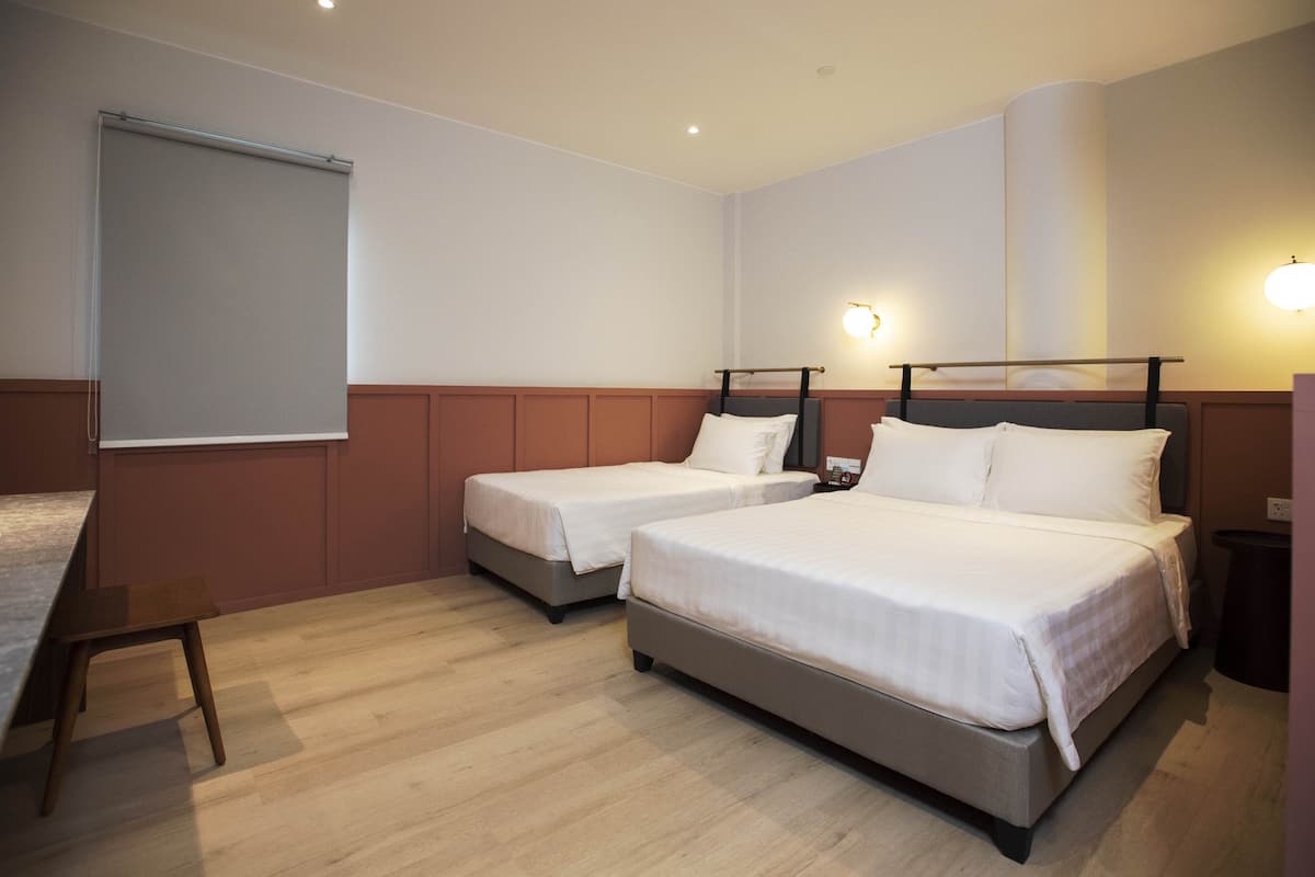 Deluxe kamer | Een kluis op de kamer, een bureau, een strijkplank/strijkijzer