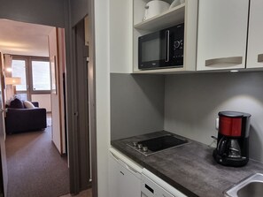 Kylskåp, mikrovågsugn, diskmaskin och kaffe- och tebryggare