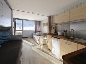 Flat-screen TV - Comfortable renovated studio, south balcony, ski-in/ski-out (Plagne Aime 2000)