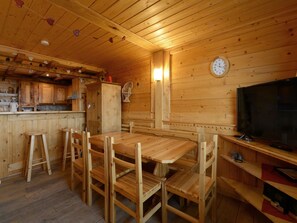 Dining - Cozy Apartment · Ski-in/Ski-out · 1 bedroom · Sleeps 6 · Mont Blanc Views (Plagne Aime 2000)