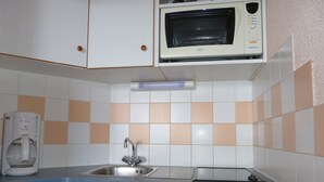 Kaffetrakter/tekoker, kjøleskap, mikrobølgeovn og kokeplater