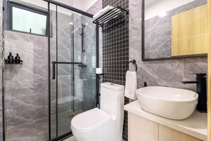 تجهيزات دش، مناشف، صابون، شامبو