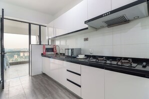 Réfrigérateur, micro-ondes, plaque de cuisson, cafetière/bouilloire