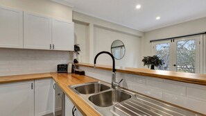 Microwave, stovetop - Snowgums 17 - Dinner Plain (Dinner Plain)