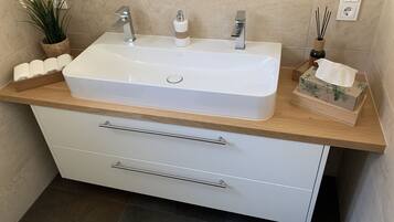 Ducha, secador de pelo, toallas, papel higiénico