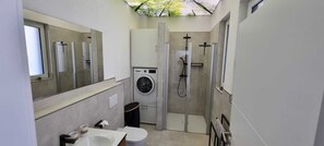 Dusche, Haartrockner, Handtücher