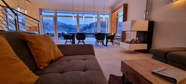 Smart-TV, Kamin, Stereoanlage