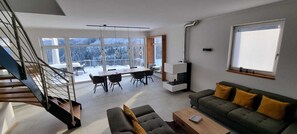 Smart-TV, Kamin, Stereoanlage