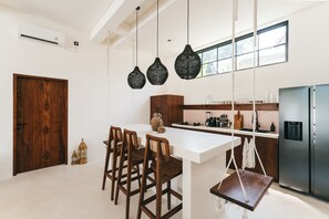 Refrigerador, microondas, placa de cocina, cafetera/tetera