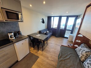 Flatskjerm-TV og DVD-spiller