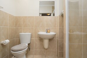 Deluxe Apartment | Bathroom | Bathtub, towels - Formosa 202 (Cape Town)
