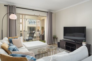 Appartement Deluxe | Aire de séjour | Téléviseur à écran plat de 55 po avec télévision par câble, téléviseur
