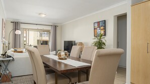 Deluxe Apartment | In-room dining - Formosa 202 (Cape Town)