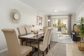 Deluxe-Apartment | Essbereich im Zimmer