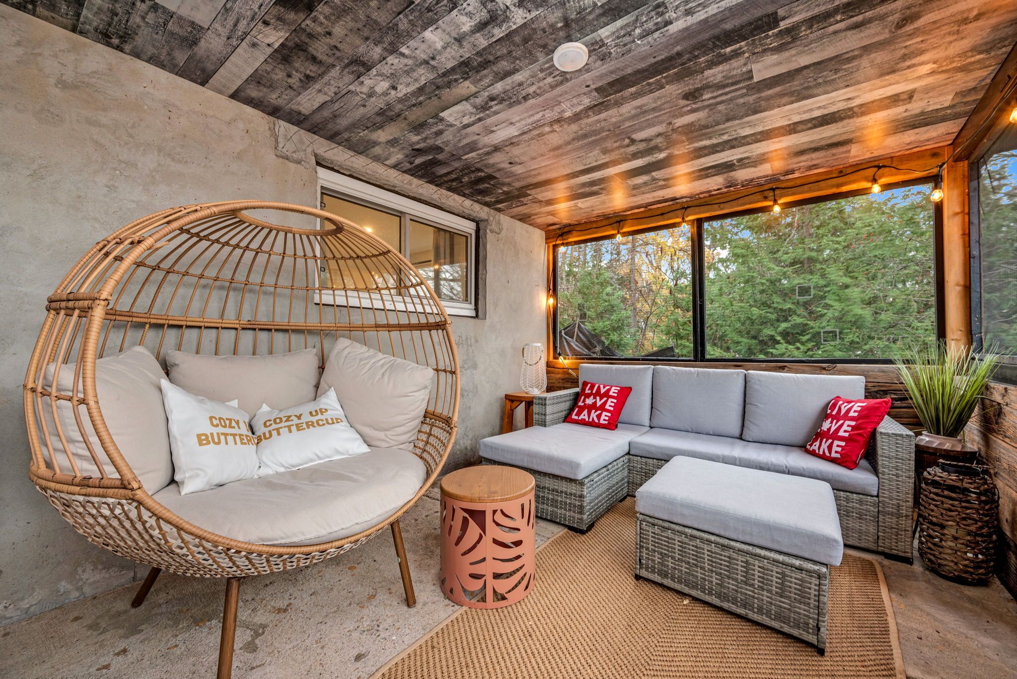 Smart-TV, Kamin, Videospiele, Tischfußball