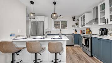 Jääkaappi, mikroaaltouuni, uuni, liesi