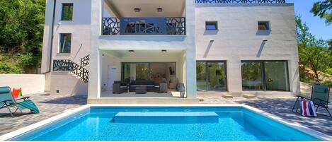 Una piscina al aire libre, una piscina climatizada