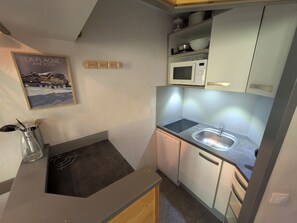 Wasserkocher mit Kaffee-/Teezubehör, Kühlschrank, Mikrowelle, Herdplatte
