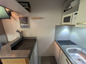Coffee/tea maker, fridge, microwave, stovetop