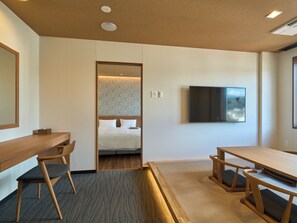 A hotel room with a bed, a desk, a chair, a TV, and a small table. - Hotel and Spa Gift TAKAYAMA (Takayama)