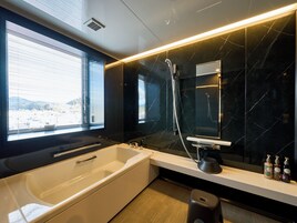 Suite Premier | Baño | Zapatillas y toallas