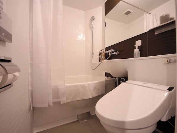 Un baño moderno con bañera, lavamanos e inodoro.