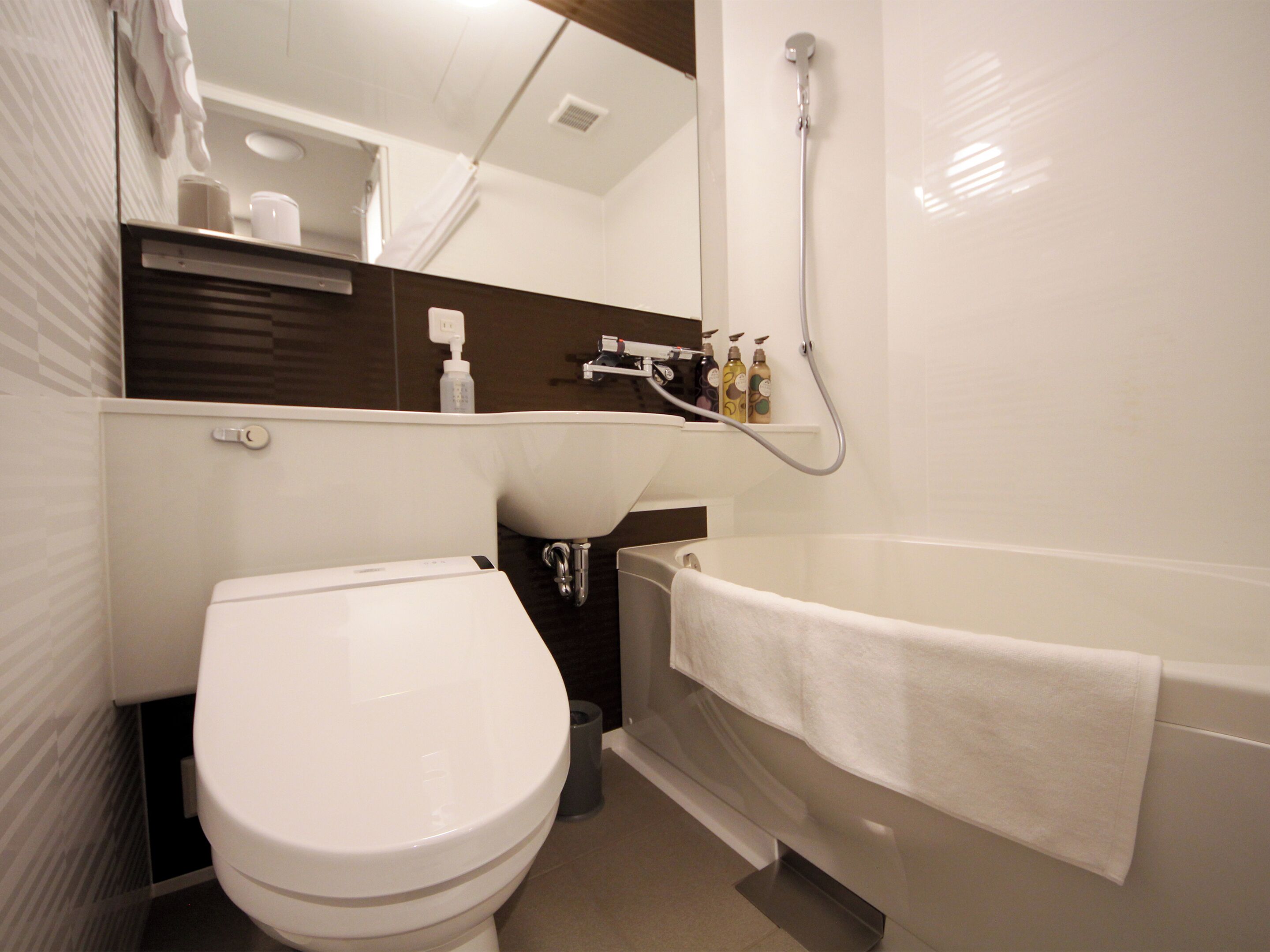 Un baño moderno con inodoro, lavamanos y bañera.