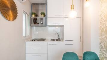 Een koelkast, een microgolfoven, een kookplaat