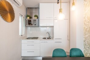 Réfrigérateur, micro-ondes, plaque de cuisson, cafetiÚre/bouilloire