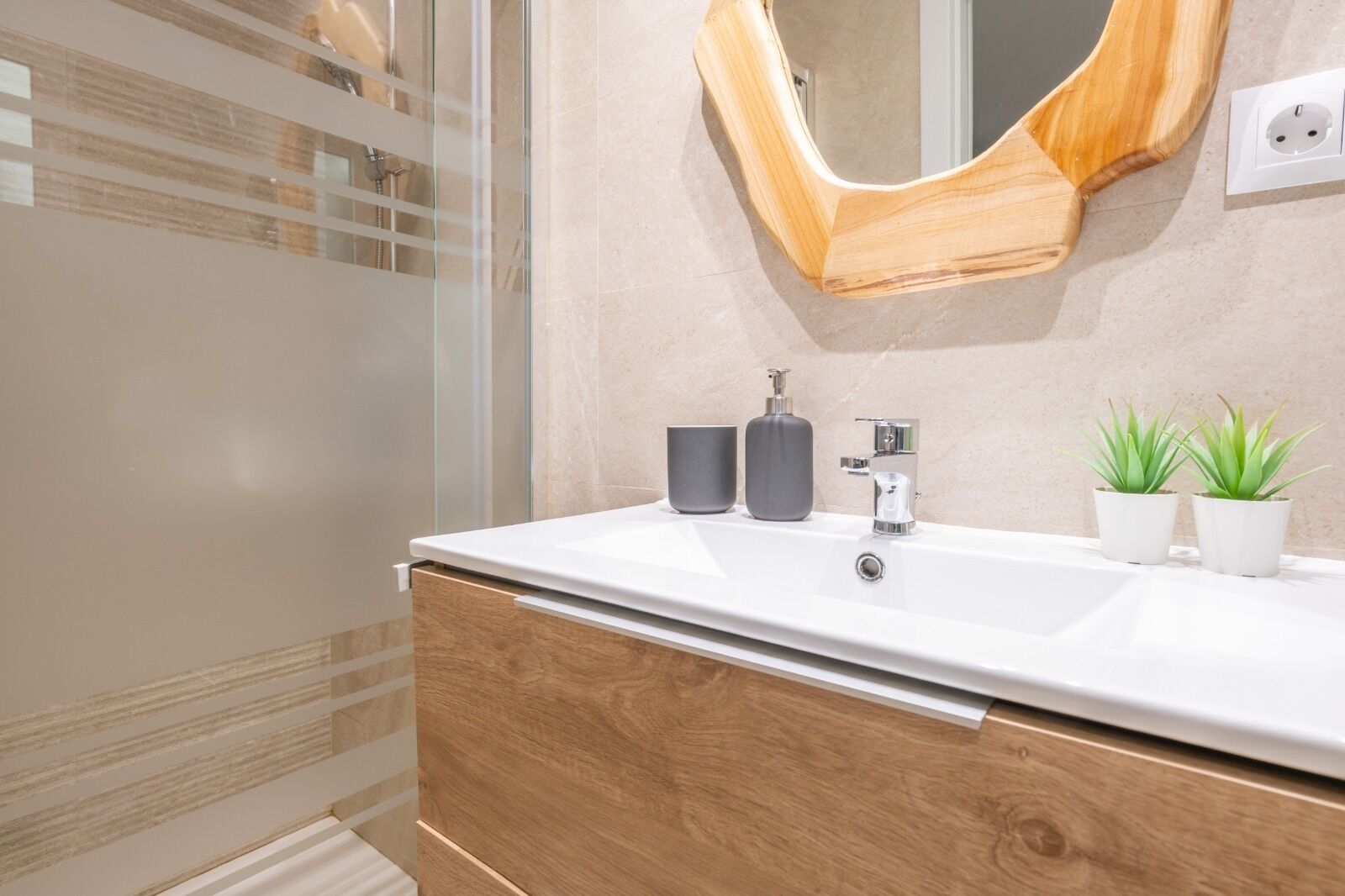 Een douche, een haardroger, handdoeken, zeep