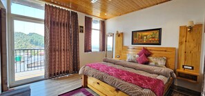 Cedar Club Room | Free WiFi, bed sheets